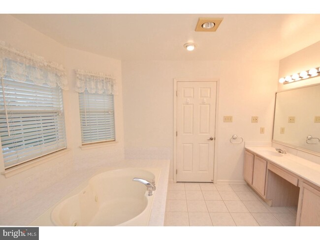 Building Photo - 12 Heron Pointe Ct