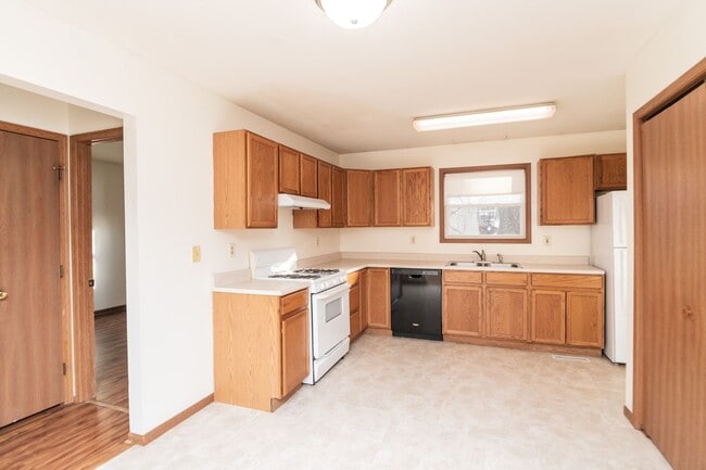 Building Photo - 2 bedroom / 1 bathroom Duplex for Rent in ...