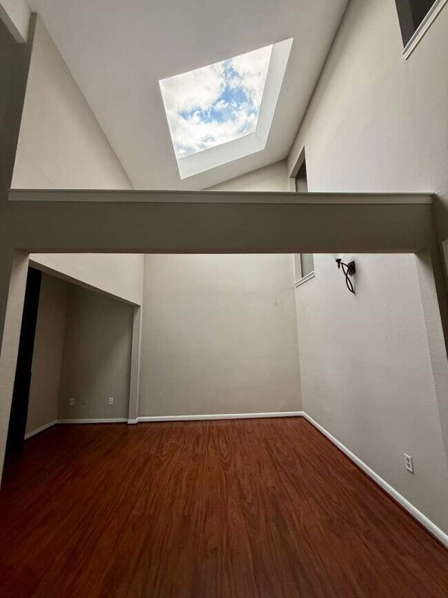 Foto del edificio - 9353 Westwood Village Dr