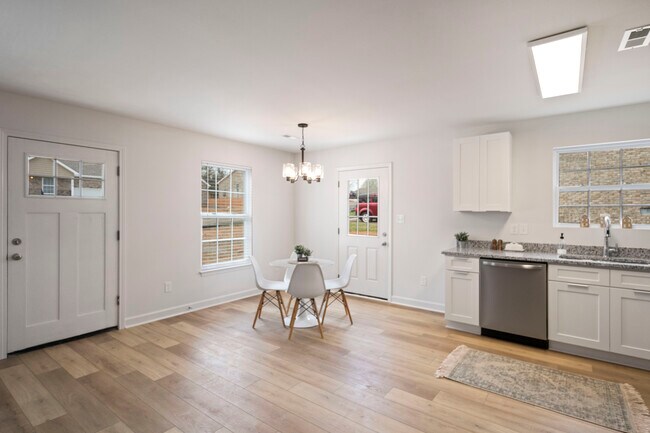 Foto del edificio - 7221 Howard Bennett Way