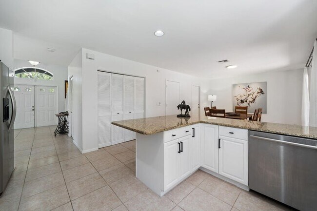 Building Photo - 1527 S Club Dr