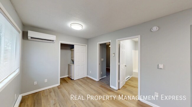 Building Photo - 2 Bedroom 1 Bathroom Home