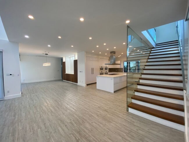 Building Photo - Manoa 5 Bedroom, 3.5 Bathroom, 2-Car Garag...