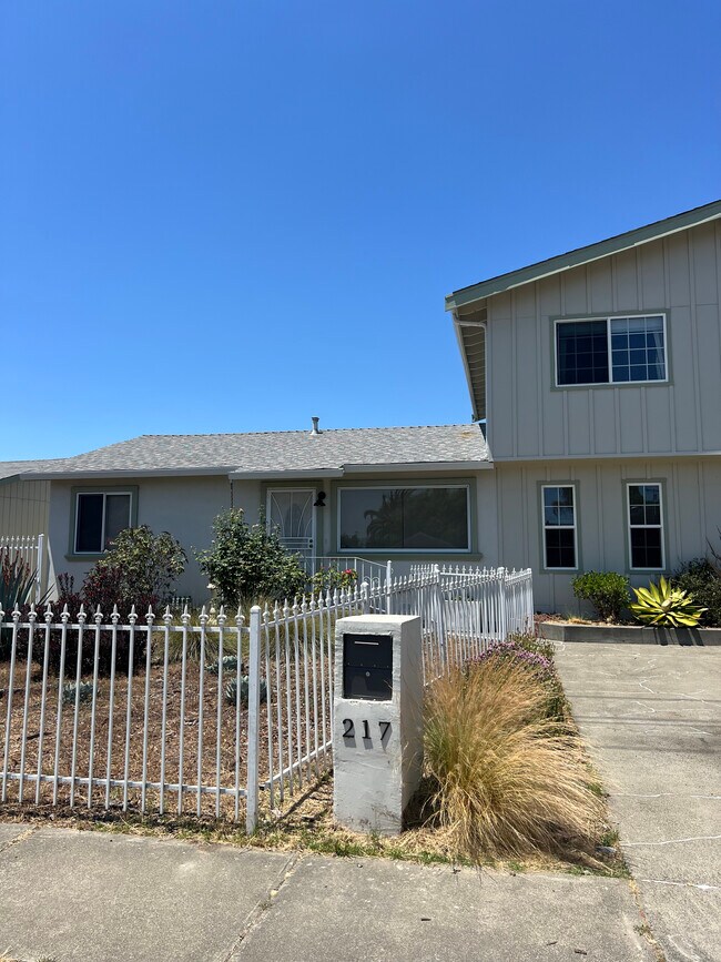 Building Photo - 217 Mendocino St
