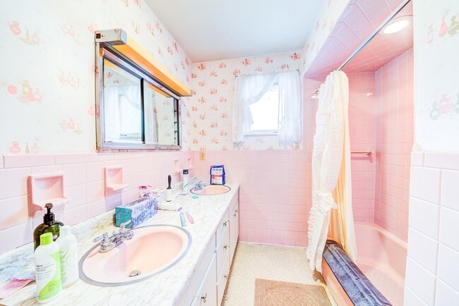 Foto del edificio - Available MAY 2026 - 3 Bed 2 Bath w/ off street parking & garage!