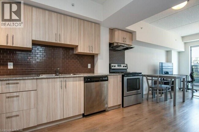 Building Photo - 275 Larch St