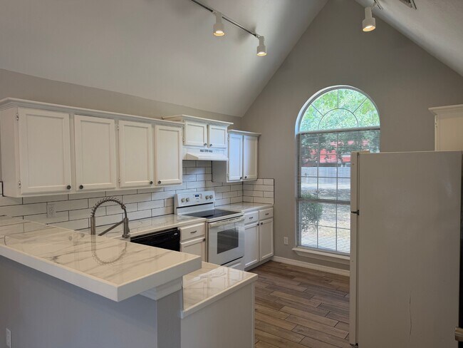 Building Photo - 12711 Woodcreek Dr