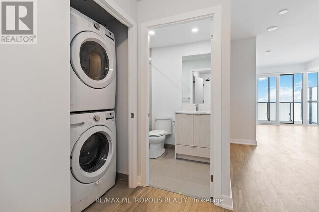 Photo du bâtiment - 430-4430 Square One Dr
