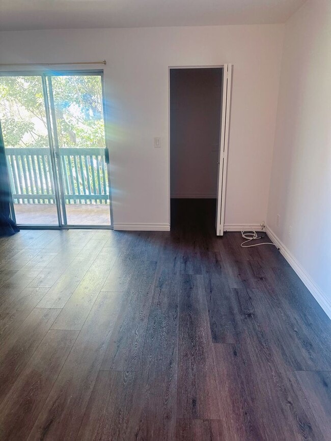 Building Photo - 1BD/ 1BA CONDO WITH 2 PARKING SPACES