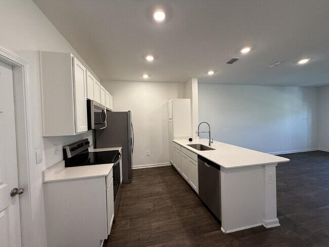 Building Photo - "Charming 2-Bedroom Townhouse Retreat with...
