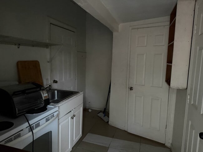 Photo - 224 SW 14th St (Dania Beach, FL) Apartment