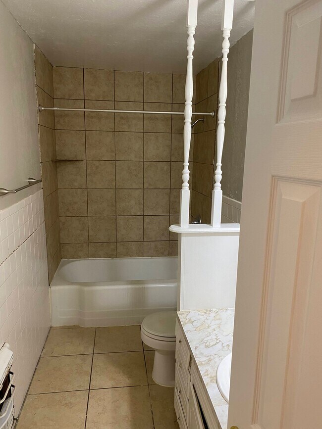 Baño 1 - 1741 W Frey St