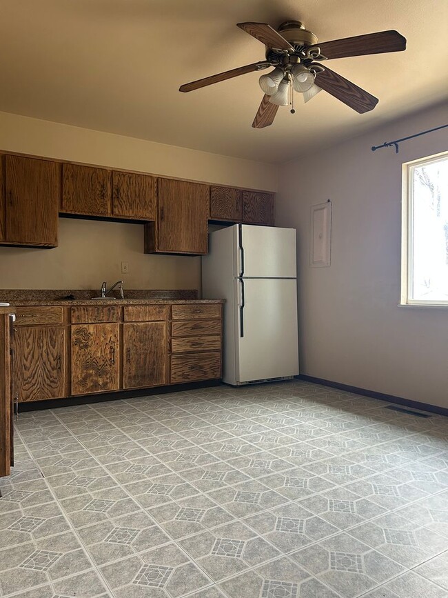 Building Photo - $2000/Month 3 Bed/2 Bath Ranch Style Home ...