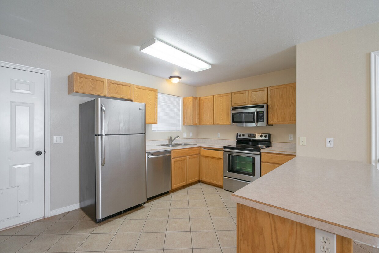 Primary Photo - Beautiful 2 bed 1.5 bath townhome with 2 c...