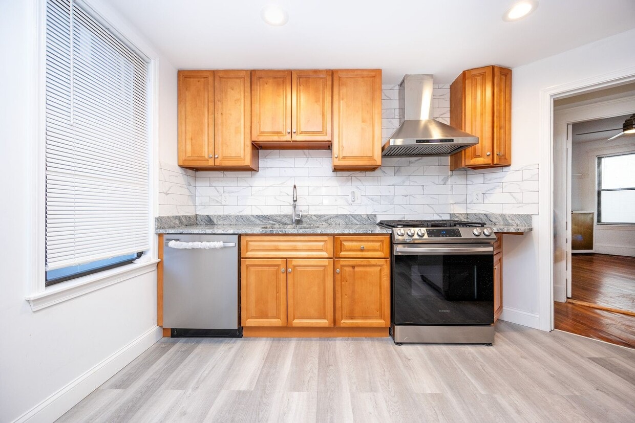 Coolidge Corner Area, In-Unit Washer and dryer, Eat-in Kitchen, Central Heat/AC, Parking is Avail... - Coolidge Corner Area, In-Unit Washer and dryer, Eat-in Kitchen, Central Heat/AC, Parking is Avail...