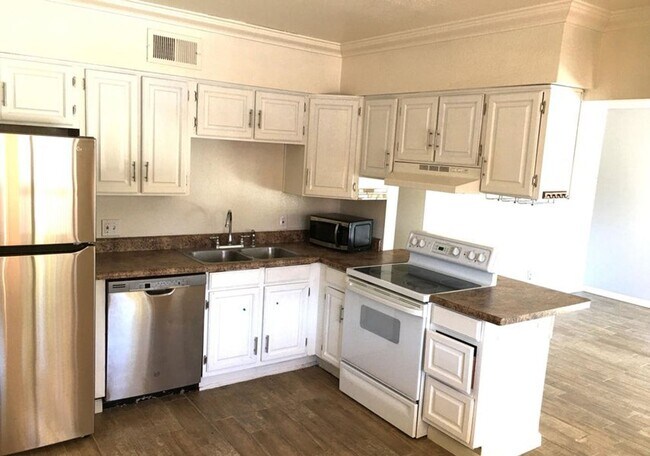 Foto del edificio - Spacious 3 Bed 2 Bath Tempe Condo - 2nd Floor