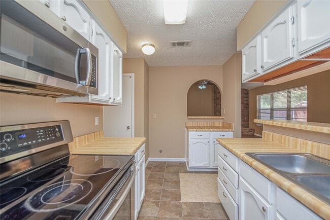 Building Photo - 16778 Glen Eagle Dr N