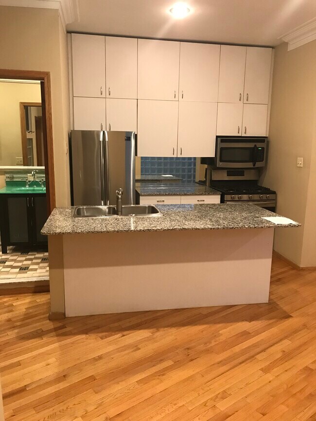 Building Photo - 421 W North Ave