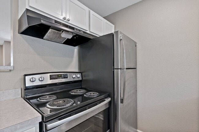 Building Photo - Remodeled 2 Bedroom 2 Bathroom Apartment.