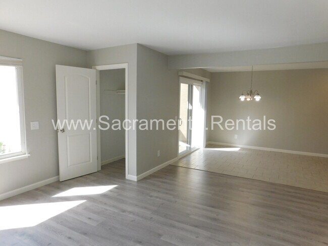 Foto del edificio - Updated 2bd/1ba Rocklin Halfplex with Garage