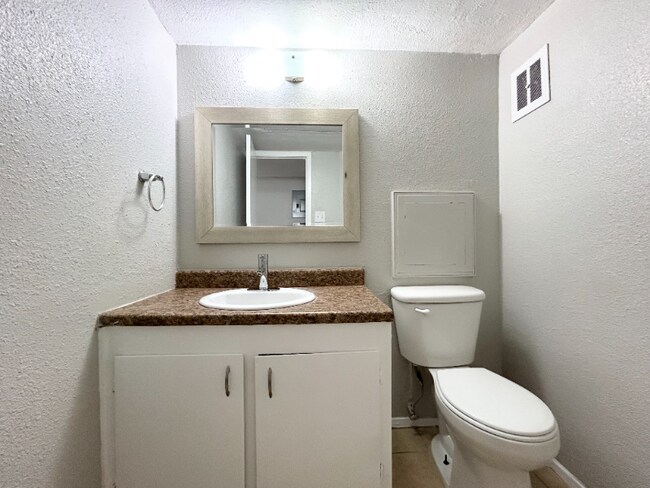 Foto del edificio - 3805 Englewood Cir