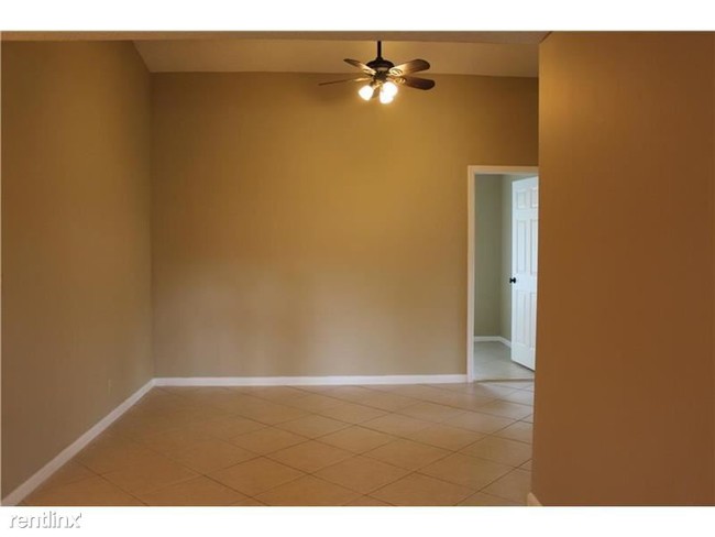 Building Photo - 7044 Lantana Ln