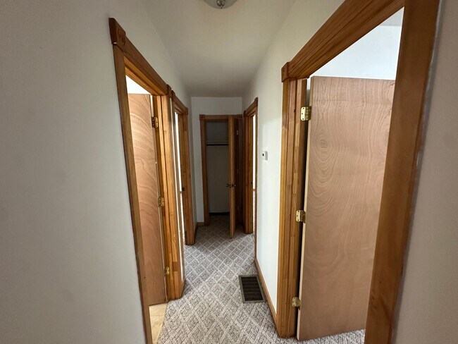 Building Photo - 3028 Meadowview Dr