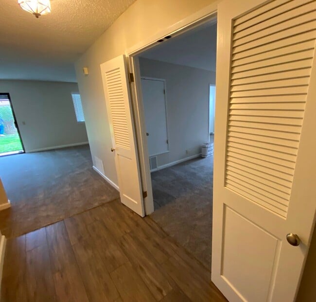 Building Photo - 130 Quietwood Dr