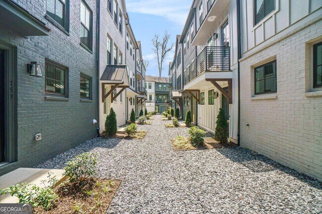 Foto del edificio - 157 Chestnut Cir