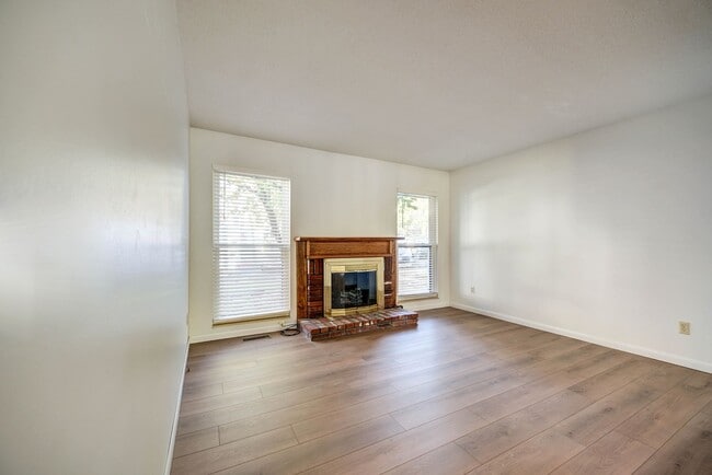 Building Photo - Live the Lake Lifestyle! 3-bedroom, 1.5-ba...