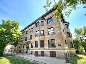 Building Photo - 921 W Waveland Ave