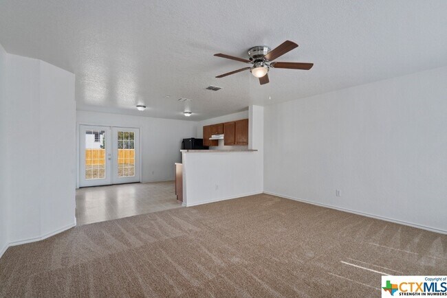 Building Photo - 624 NW Crossing Dr