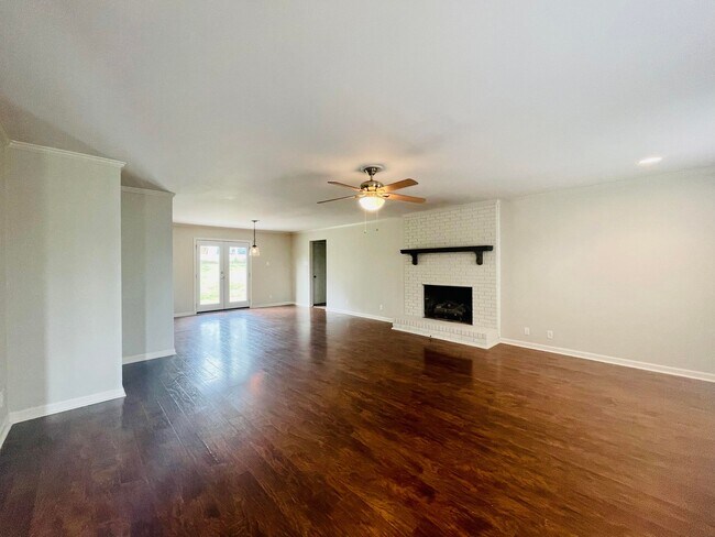 Foto del edificio - 223 Raintree Ln