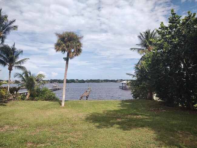 Foto del edificio - 831 SE St Lucie Blvd