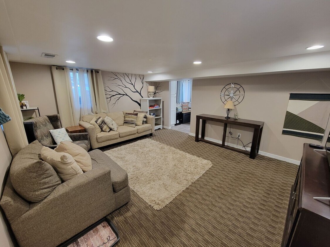 202 Elmwood Ave Unit 202 1/2 S Elmwood Avenue Duplex, Sioux Falls, SD 57104 Room for Rent in