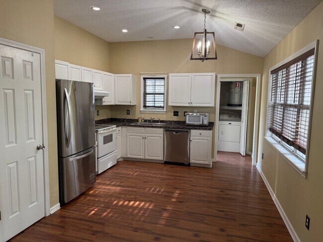 Foto del edificio - Beautiful 3 Bedroom 2 Bath Single Family Home- Pets welcome.