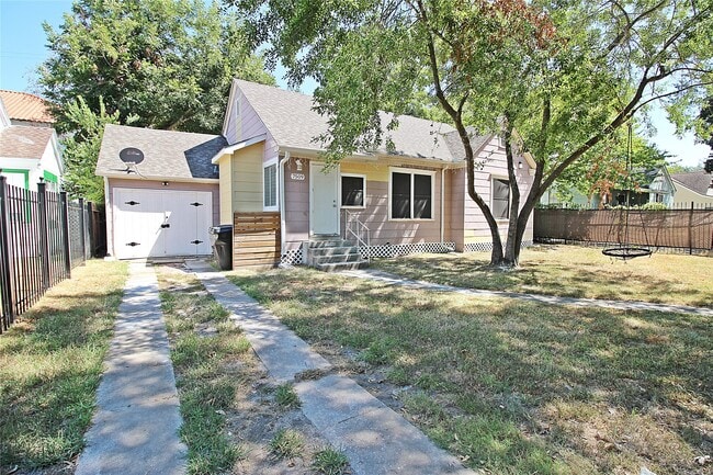 Building Photo - 7509 Elm St