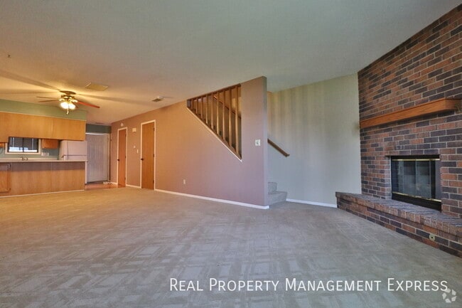Building Photo - Lovely 2 Bedroom 2.5 Bathroom Townhome