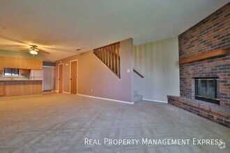Building Photo - Lovely 2 Bedroom 2.5 Bathroom Townhome