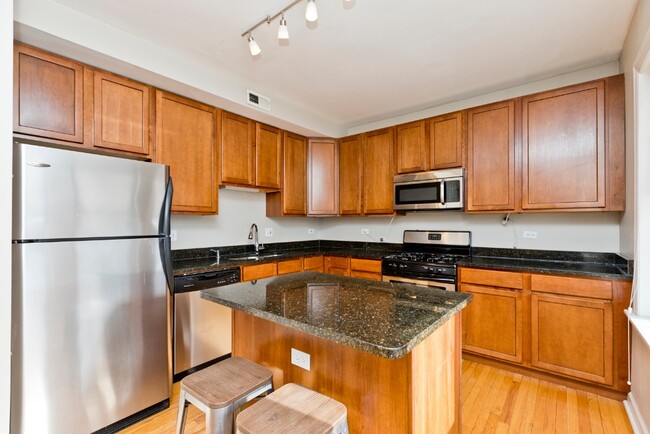 Building Photo - 3040 W Diversey Ave
