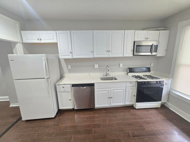 Building Photo - 402 N Curley St