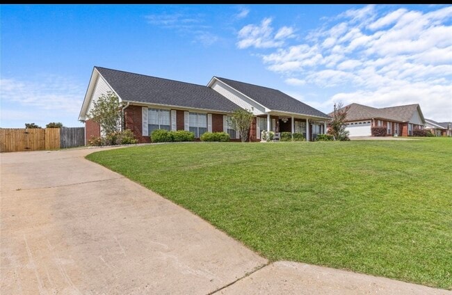 Side view - 108 Fieldstone Dr