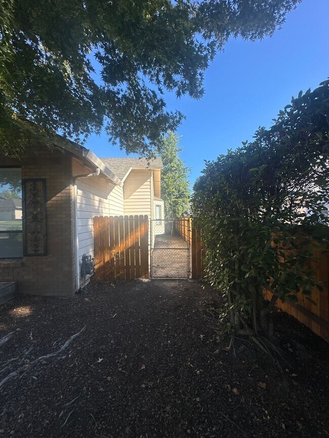 Building Photo - 2660 Wilkshire Dr