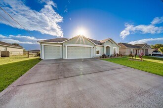 Building Photo - 4631 SW Athena Dr