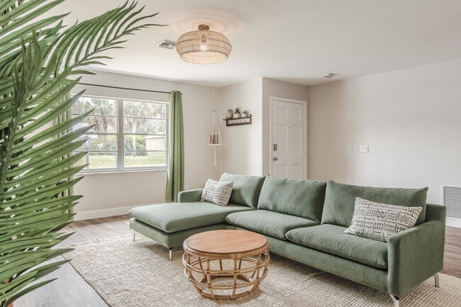 Building Photo - 1816 5th Pl