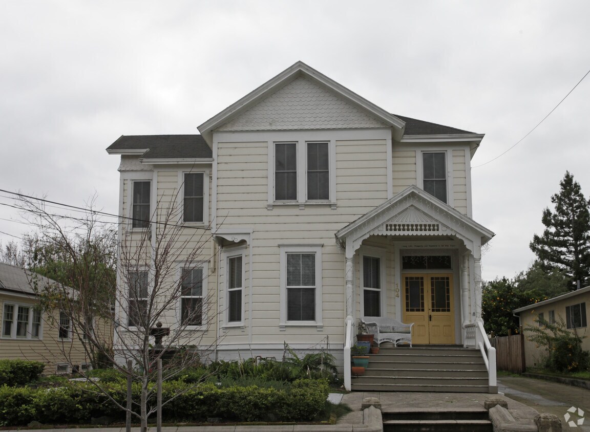 Building Photo - 104 8th St