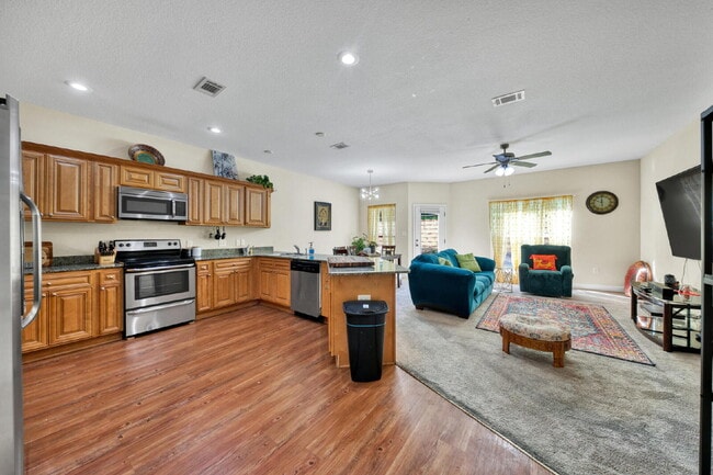 Building Photo - 511 Arbor Lake Dr