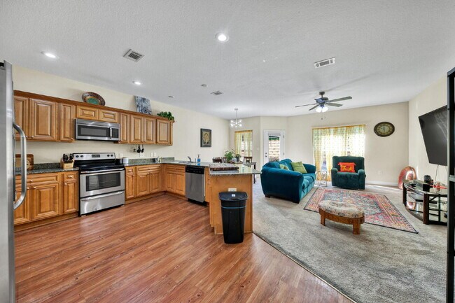 Foto del edificio - 511 Arbor Lake Dr