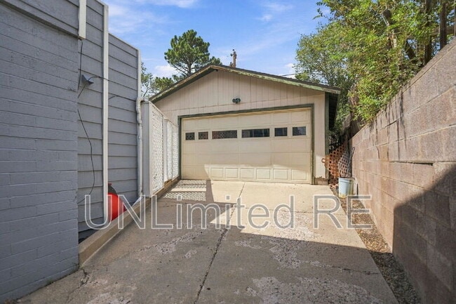 Building Photo - 3565 N Manor Rd