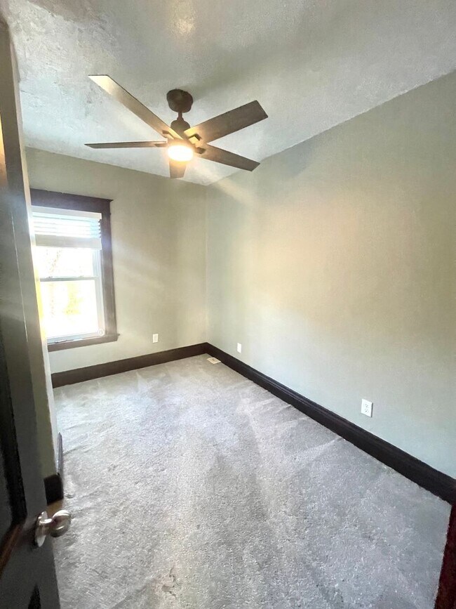 Building Photo - Large historic 6 bedroom 3 bathroom in Blackstone!